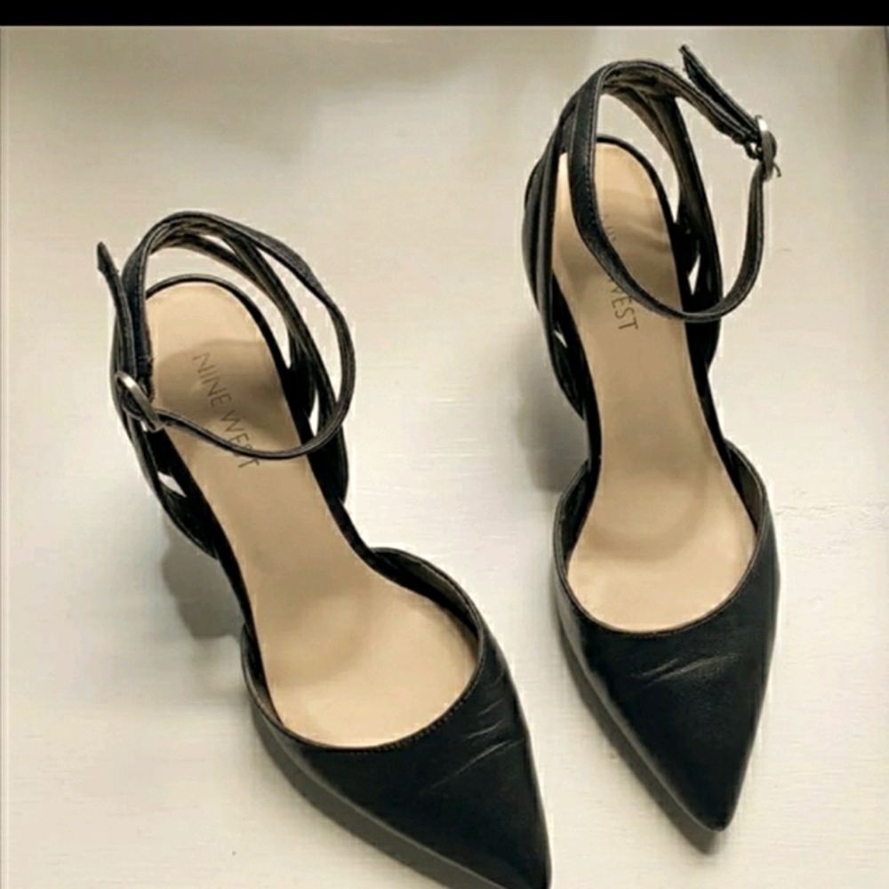 Nine West Size 6 Black Pointed Toe Heels